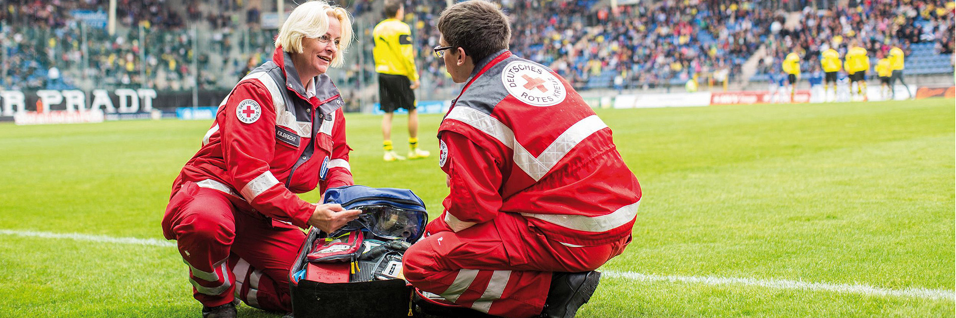 Sanitäter auf Fussballfeld