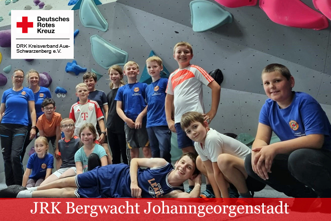 Gruppenfoto der JRK Gruppe der Bergwacht Johanngeorgenstadt vor einer Boulderwand.
