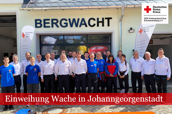 Die Kameradinnen und Kameraden der Bergwacht Johanngeorgenstadt stehen zum Gruppenbild vor ihrer umgebauten Rettungswache.