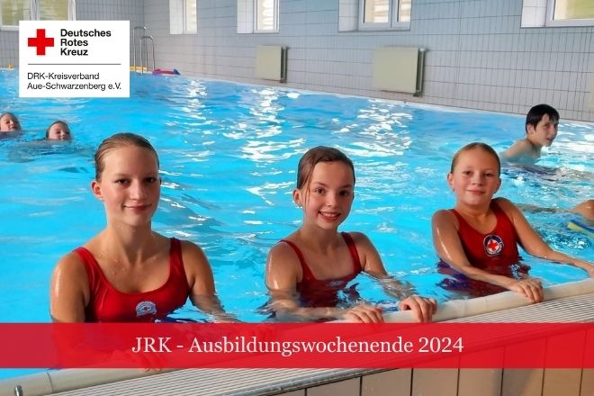 Drei jugendliche Mitglieder der Wasserwacht im Schwimmbad