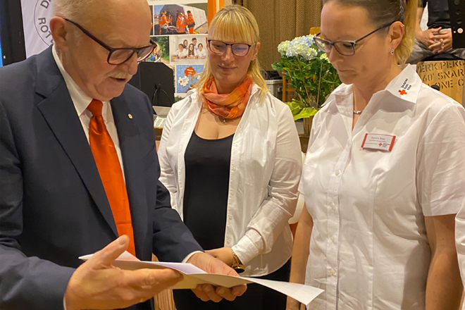 Präsident Joachim Rudler übergibt Auszeichnung an Helferin