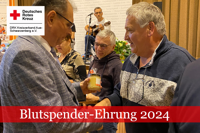 Frank reißmann übergibt Präsent an Blutspender