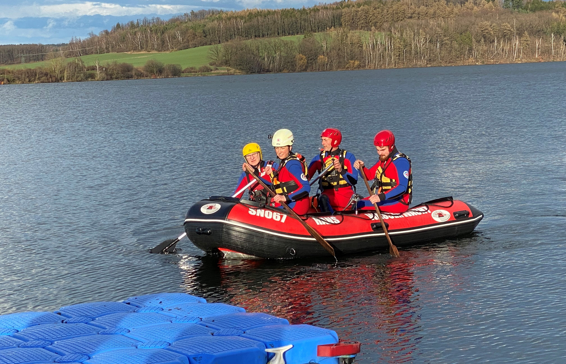 Wasserwachtler in Schlauchboot