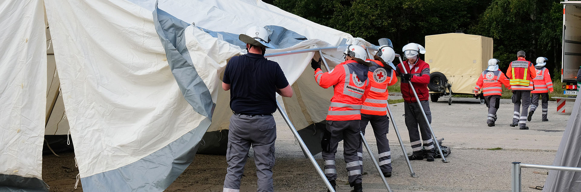 Mitarbeiter KAT bauen Zelt auf