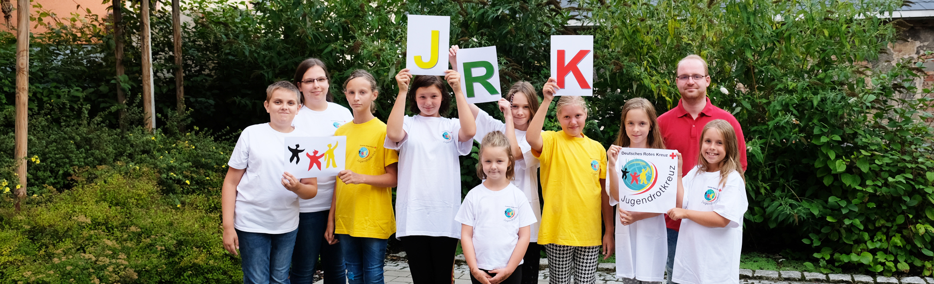 Kinder Halten Buchstaben JRK nach oben