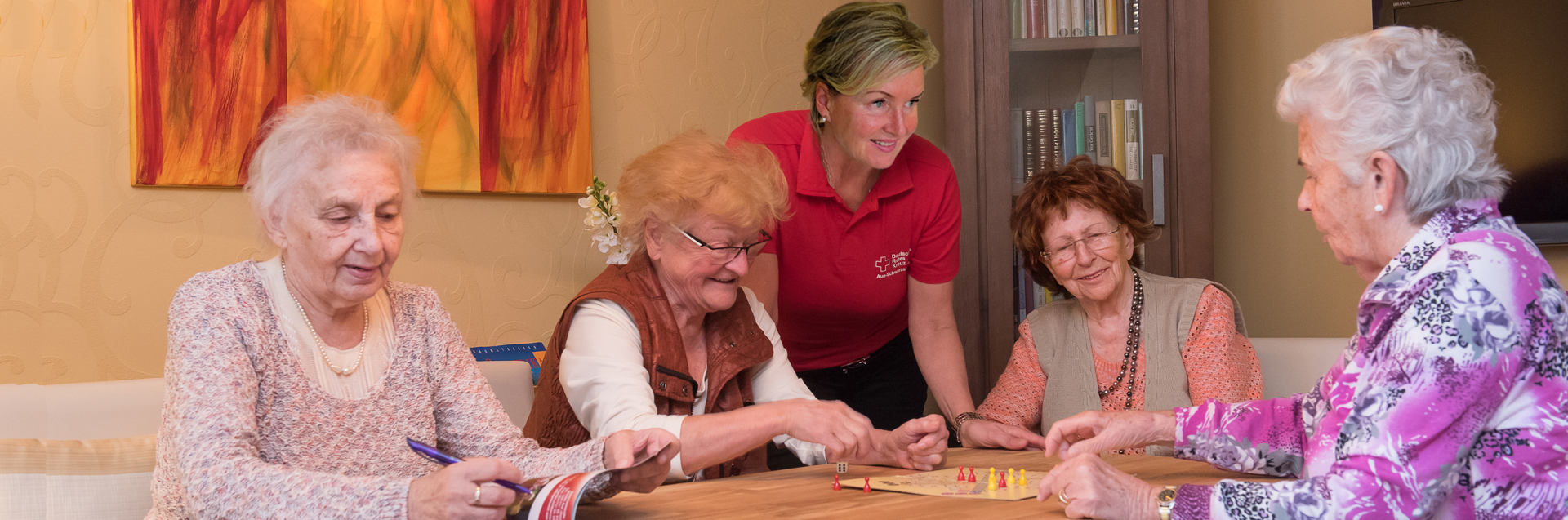 Gruppe von älteren Frauen unterhalten sich