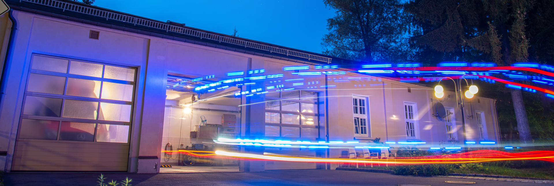 Rettungsdienst Ausfahrt bei Nacht