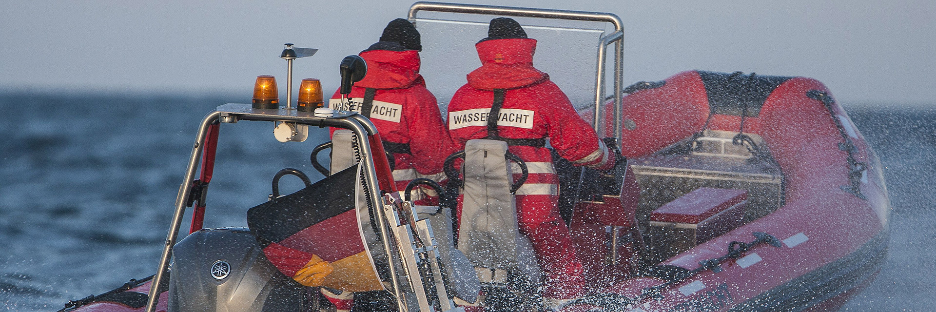 Wasserwachtler mit Motorboot auf Meer