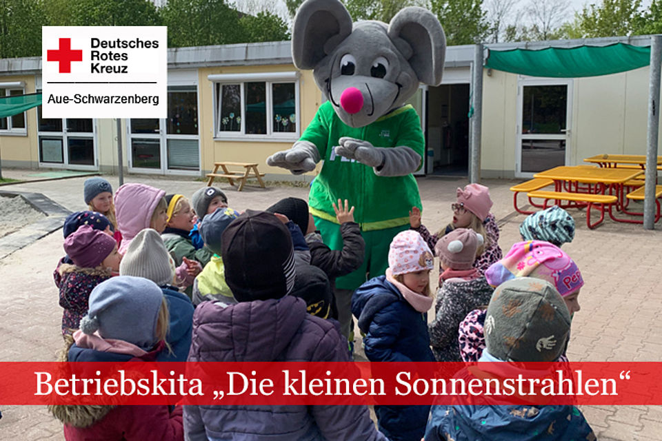 Kindergartenkinder umringen die Sportmaus FLIZZY