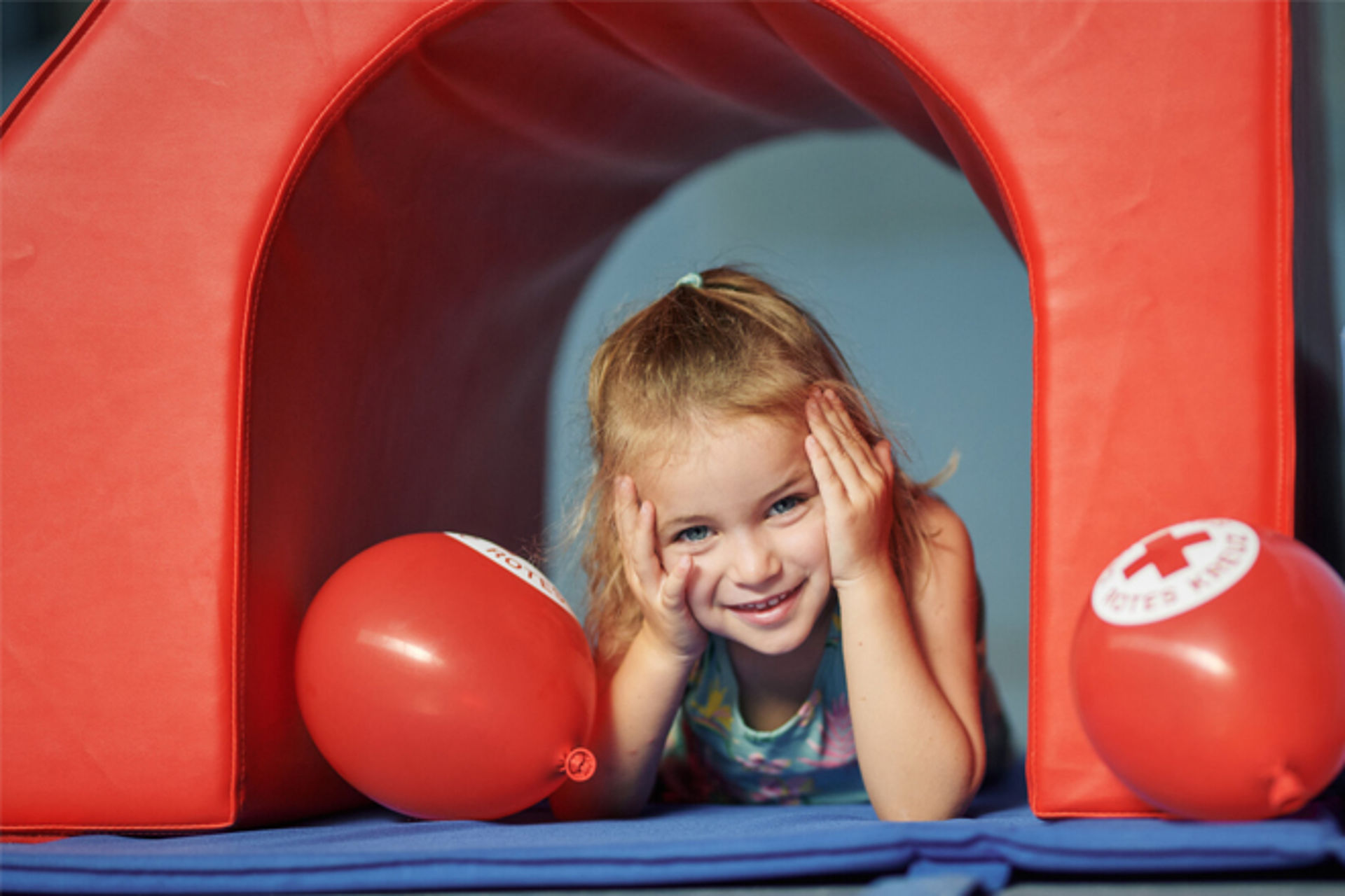 Kind im Spieltunnel