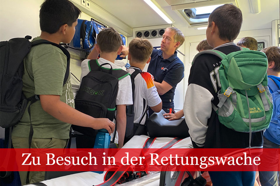 Schülerinnen und Schüler im Inneren eines RTW