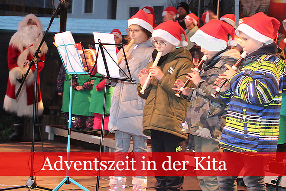 Kinder mit Flöte und Weihnachtsmütze