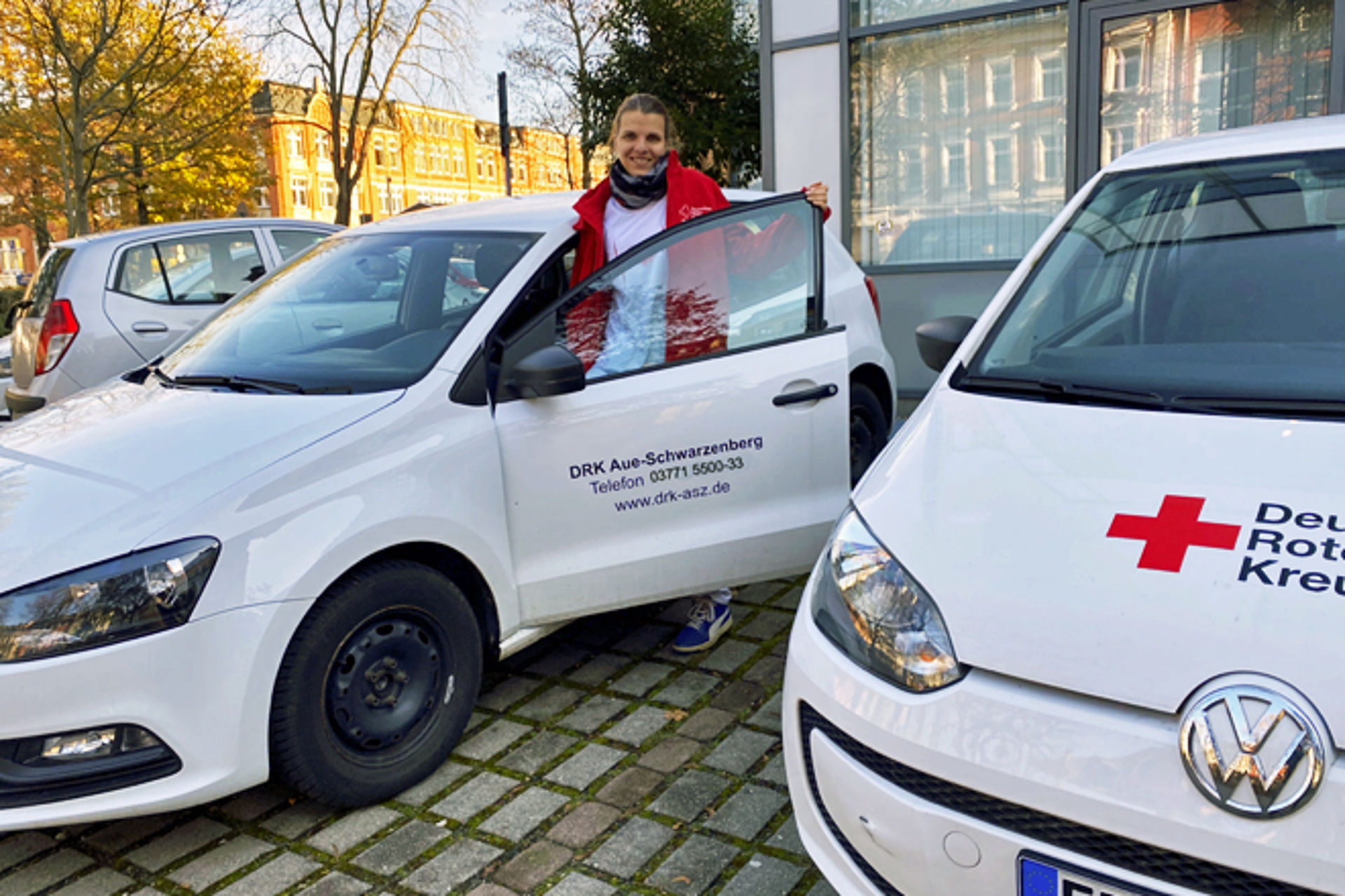 Schwester steigt in Pflegefahrzeug