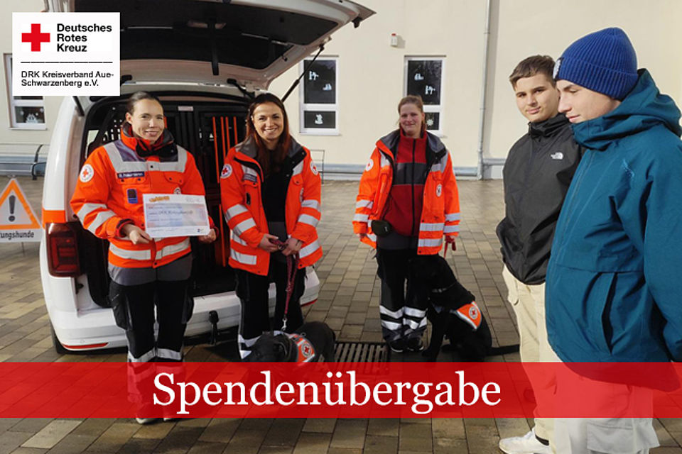 Mitglieder der DRK Rettungshundestaffel und Schülervertreter bei der Spendenübergabe