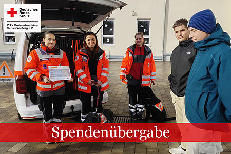 Mitglieder der DRK Rettungshundestaffel und Schülervertreter bei der Spendenübergabe