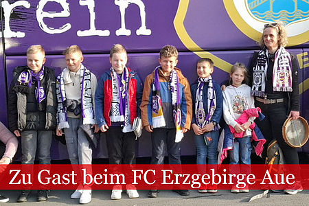 Hortkinder der DRK Kita Pöhla vor dem Mannschaftsbus des FC Erzgebirge Aue