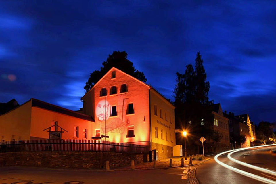 Außenansicht Rotkreuzmuseum zur blauen Stunde