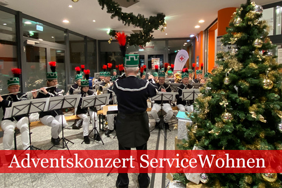 Weihnachtsbaum mit Konzert der Bläser