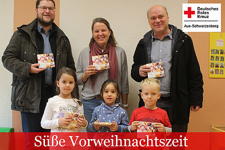 Gruppenbild mit Erzieher und Kindern