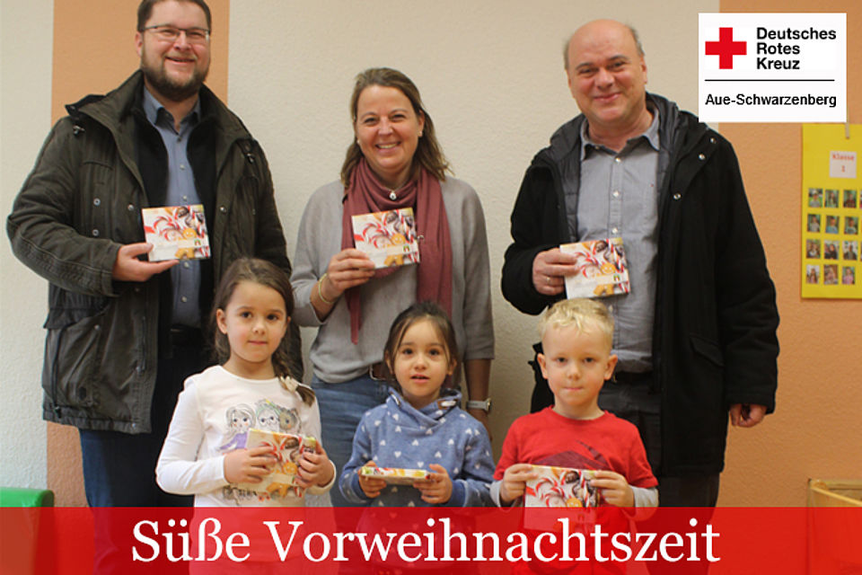 Gruppenbild mit Erzieher und Kindern