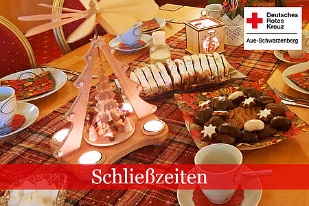 Gedeckter Weihnachtstisch mit Keksen und Pyramide