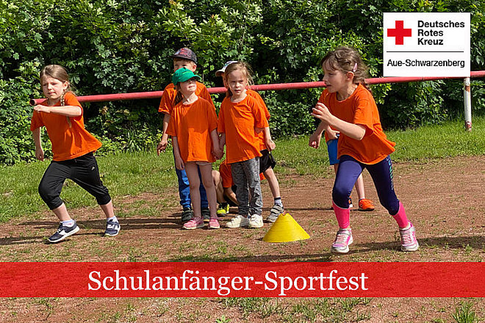 Kinder starte zum 60-m-Sprint