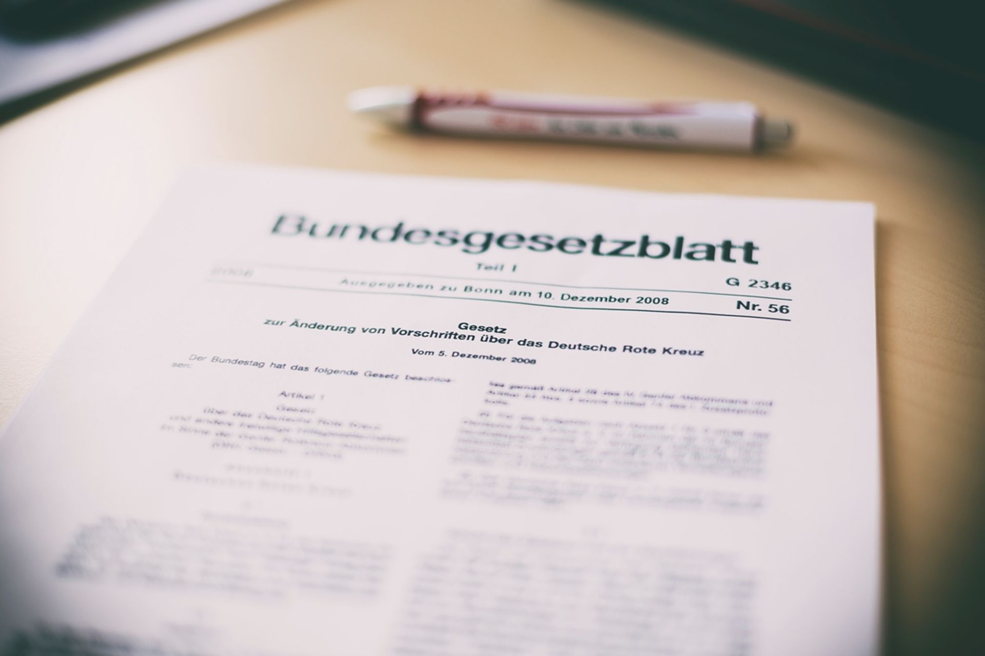 Gesetzblatt mit Kugelschreiber