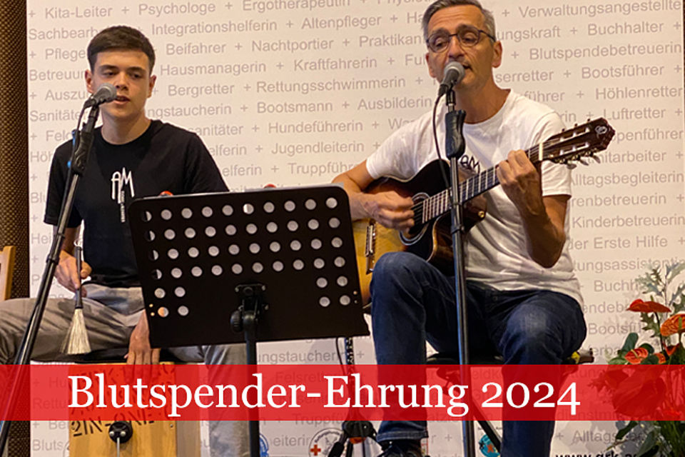 Zwei Männer Singen auf Bühne mit Gitarre