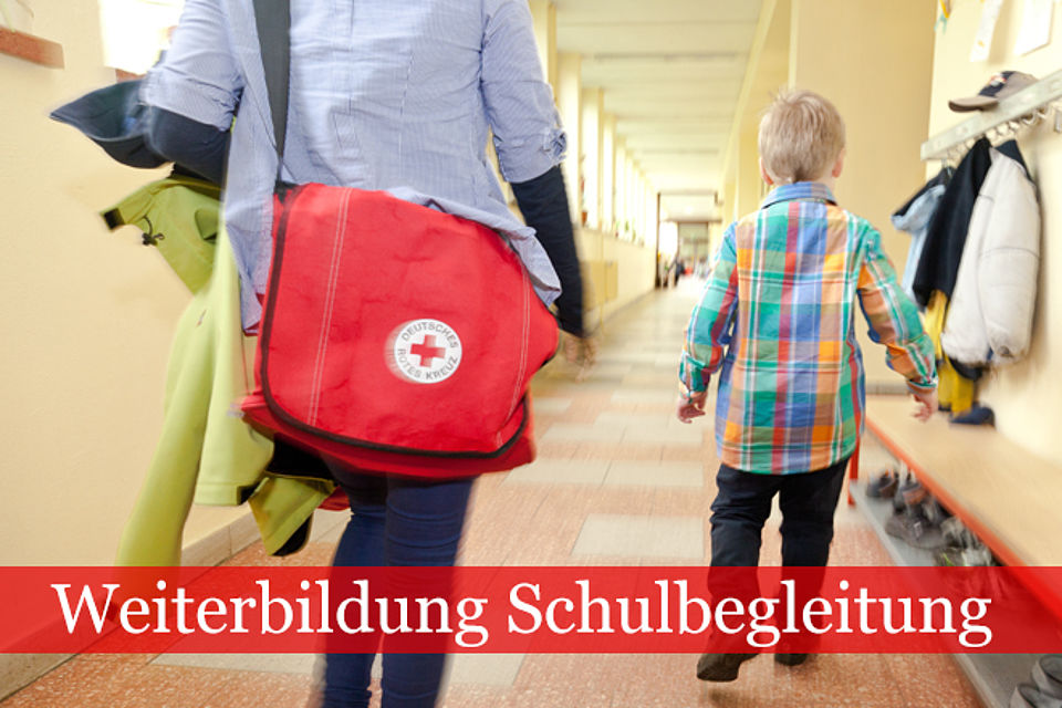 Schulbegleiterin unterstützt Mädchen beim Ausfüllen eines Arbeitsblattes