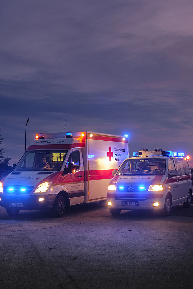 Zwei Rettungswagen in der Dämmerung