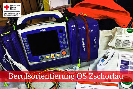 Messerstand des DRK mit EKG-Gerät und Infomaterial