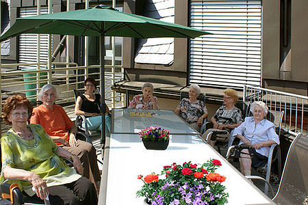 Senioren auf Dachterrasse