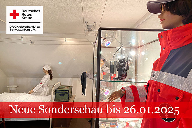 Blick in den Ausstellungsraum, im Vordergrund ein Exponat mit Rotkreuz-Jacke.